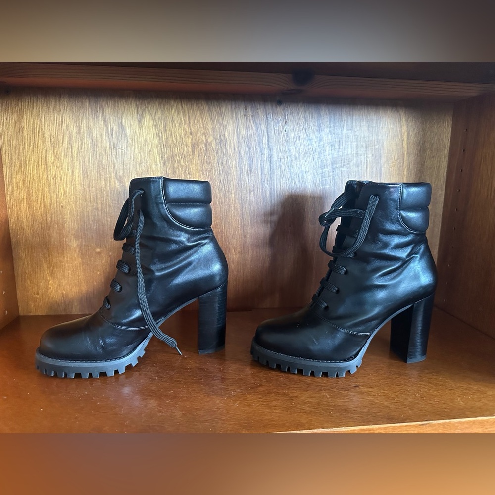 New Authentic Stuart Weitzman Boots! Size 6 - image 2